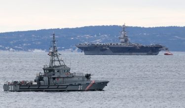 Kapal peronda pantai Croatia OOB-31 Omis mengiringi kapal induk Amerika Syarikat USS Gerald R. Ford berhampiran Split di Laut Adriatik, Croatia/Foto REUTERS