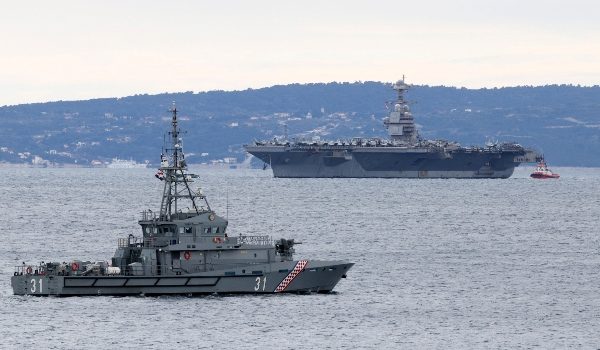 Kapal peronda pantai Croatia OOB-31 Omis mengiringi kapal induk Amerika Syarikat USS Gerald R. Ford berhampiran Split di Laut Adriatik, Croatia/Foto REUTERS
