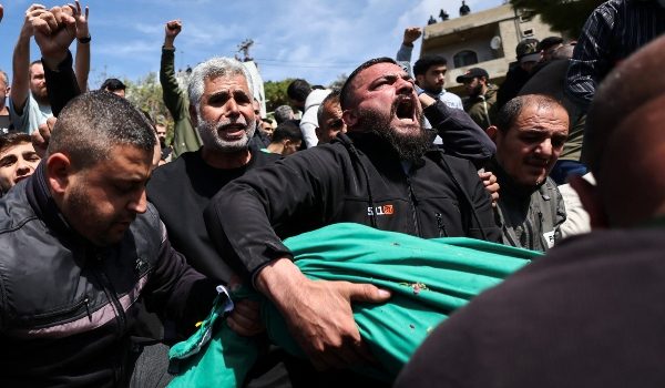 Penduduk mengusung jenazah kanak-kanak mangsa serangan Israel di Saksakiyeh, Lubnan/Foto REUTERS