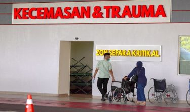 SUNGAI BULOH, 11 Jan -- Suasana di hadapan Unit Kecemasan dan Trauma Hospital Sungai Buloh susulan kemalangan membabitkan sebuah bas dan lori tiga tan di Kilometer 441.2 Lebuhraya Utara-Selatan arah selatan, antara Sungai Buaya dan Rawang, hari ini. 

Dalam kejadian itu, seramai 15 orang cedera termasuk tiga yang dilaporkan parah.

-- fotoBERNAMA (2026) HAK CIPTA TERPELIHARA