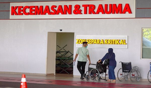SUNGAI BULOH, 11 Jan -- Suasana di hadapan Unit Kecemasan dan Trauma Hospital Sungai Buloh susulan kemalangan membabitkan sebuah bas dan lori tiga tan di Kilometer 441.2 Lebuhraya Utara-Selatan arah selatan, antara Sungai Buaya dan Rawang, hari ini. 

Dalam kejadian itu, seramai 15 orang cedera termasuk tiga yang dilaporkan parah.

-- fotoBERNAMA (2026) HAK CIPTA TERPELIHARA