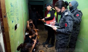 Pegawai Imigresen memeriksa warga asing dalam Ops Ikrar, awal pagi tadi/Foto JIM Labuan