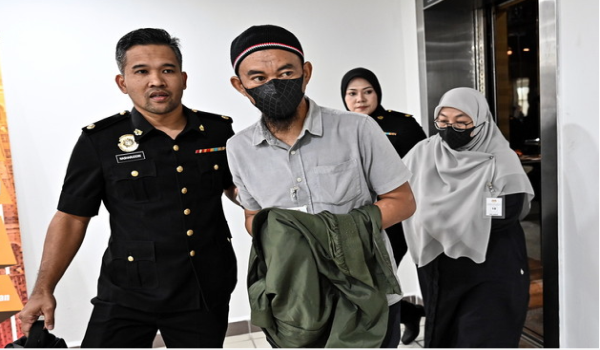 Mohammad Hanif (dua dari kiri) dan Maimunah (kanan) ketika dihadapkan di Mahkamah Sesyen Kuala Terengganu pada Rabu / Foto BERNAMA
