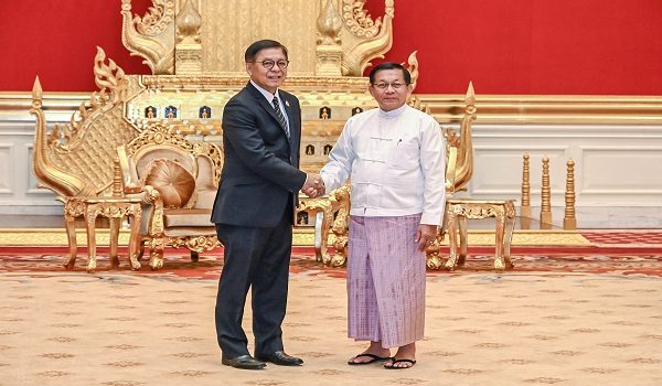Presiden Myanmar, Min Aung Hlaing (kanan) mengumumkan pengurangan hukuman kepada banduan sebanyak satu per enam. /AFP