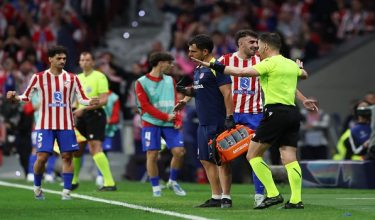 Soccer Football - UEFA Champions League - Semi Final - First Leg - Atletico Madrid v Arsenal - Riyadh Air Metropolitano, Madrid, Spain - April 29, 2026 Referee Danny Makkelie overturns a penalty decision that was awarded to Arsenal after a VAR review REUTERS/Violeta Santos Moura