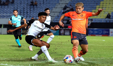 Pemain Terengganu FC (TFC) Muhammad Azam Azmi Murad (dua, kiri) tidak dapat diturunkan dalam aksi Liga Super menentang Kuching City FC pada 1 Mei ini kerana mengalami kecederaan./foto BERNAMA