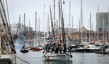 BARCELONA, 13 April -- Para aktivis misi kemanusiaan Global Sumud Flotilla (GSF) 2.0 memulakan pelayaran mereka di Laut Mediterranean dari Pelabuhan Barcelona menuju ke Gaza semalam dengan ribuan penyokong dari pelbagai negara berhimpun di Moll de la Fusta.

Misi berkenaan yang bertujuan memecahkan kepungan Israel ke atas Gaza serta menyalurkan bantuan kemanusiaan kepada rakyat Palestin. Misi berkenaan melibatkan lebih 80 kapal dan kira-kira 1,000 peserta dari seluruh dunia.

--fotoBERNAMA (2026) HAK CIPTA TERPELIHARA