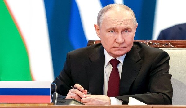 Presiden Rusia, Vladimir Putin mahu Armenia membuat keputusan segera mengenai penyertaan negara itu kedalam Kesatuan Eropah (EU)/ AFP