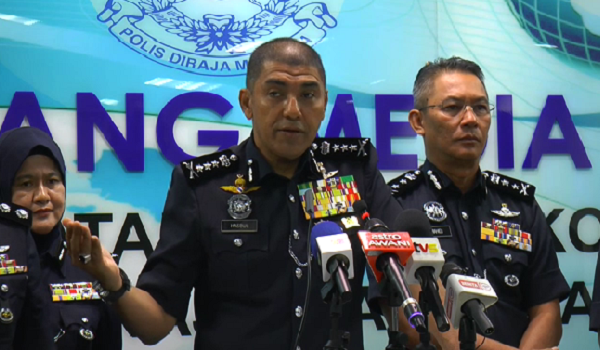 Pemangku Pengarah Jabatan Siasatan Jenayah Komersil (JSJK) Bukit Aman Datuk Seri Muhammed Hasbullah Ali bercakap dalam sidang media Jabatan Siasatan Jenayah Komersil di ibu negara