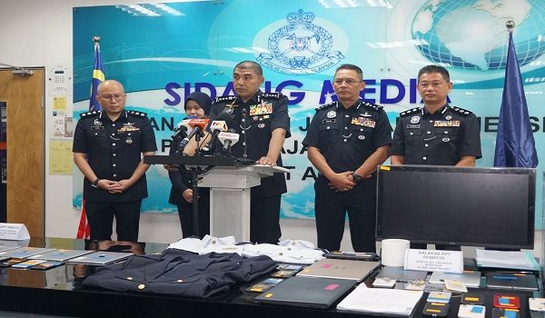 Pemangku Pengarah Jabatan Siasatan Jenayah Komersil (JSJK) Bukit Aman, Datuk Seri Muhammed Hasbullah Ali (tengah) dalam sidang media di ibu negara. Foto- Facebook Jabatan Siasatan Jenayah Komersil - JSJK PDRM.