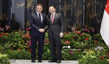 Presiden Perancis Emmanuel Macron (kiri) dan Perdana Menteri Singapura Lawrence Wong berjabat tangan selepas sidang media di Singapura hari ini / Foto AFP
