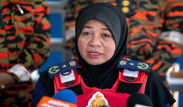 Pengarah Jabatan Bomba dan Penyelamat Malaysia (JBPM) Perak, Datuk Sayani 
Saidon