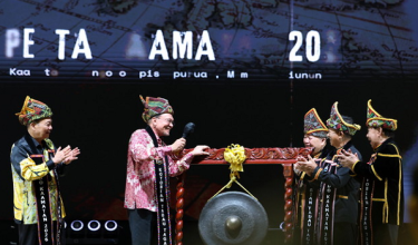 Perdana Menteri Datuk Seri Anwar Ibrahim memukul gong sebagai simbolik perasmian Pesta Kaamatan 2026 di Hongkod Koisaan, Penampang, hari ini. Turut hadir Ketua Menteri Sabah Datuk Seri Hajiji Noor (kiri).