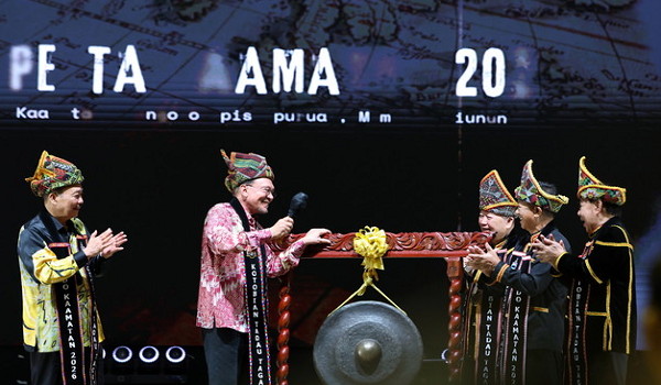 Perdana Menteri Datuk Seri Anwar Ibrahim memukul gong sebagai simbolik perasmian Pesta Kaamatan 2026 di Hongkod Koisaan, Penampang, hari ini. Turut hadir Ketua Menteri Sabah Datuk Seri Hajiji Noor (kiri).