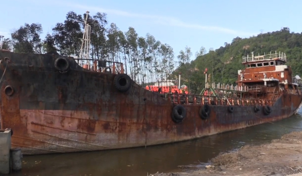 'Kapal hantu' yang ditemukan hanyut  di Jeti Muara Sungai Kemaman dekat Kampung Bukit Kuang, Kemaman meletup dan terbakar