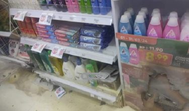 Bahagian kedai serbaneka di Sungai Isap Kuantan yang terbakar akibat dilempar bola api