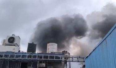 Rakaman televisyen tempatan menunjukkan kepulan asap hitam tebal menjulang tinggi ke langit - Foto AFP