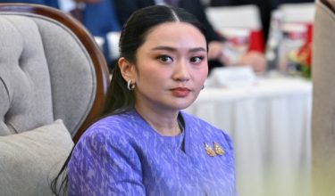 Paetongtarn kini berdepan siasatan kehakiman selepas 36 senator mengemukakan petisyen untuk menyingkirkannya - Foto AFP