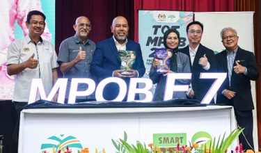 BANGI, 30 Jun -- Menteri Perladangan dan Komoditi, Datuk Seri Dr Noraini Ahmad (tiga, kanan) merasmikan Program Pemindahan Teknologi Sawit MPOB (TOT MPOB 2026) di Ibu Pejabat Lembaga Minyak Sawit Malaysia (MPOB) hari ini.

Turut hadir Pengerusi MPOB Datuk Mohamad Helmy Othman Basha (tiga, kiri).

--fotoBERNAMA (2026) HAK CIPTA TERPELIHARA
