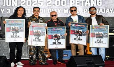 (Dari kiri) Ahli kumpulan Exists, Along, Ezad Lazim, Musa, Ujang dan Ajai bergambar ketika sidang media konsert dan pelancaran Lagu Alasanmu Versi 2025 di IOI Putrajaya semalam
