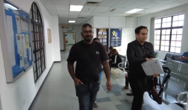 R. Jeevananthan (kiri) mengaku tidak bersalah di Mahkamah Sesyen Johor Bahru hari ini