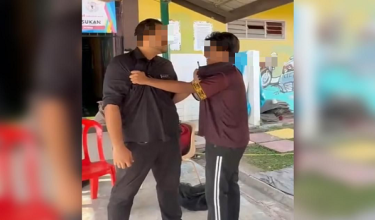 Tangkap layar video tular menunjukkan seorang pelajar menumbuk gurunya gara-gara berang ditegur ponten kelas