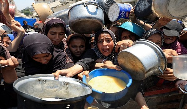Rakyat Palestin berkumpul untuk menerima makanan dari dapur amal, di tengah-tengah krisis kelaparan, di Gaza City/Foto REUTERS