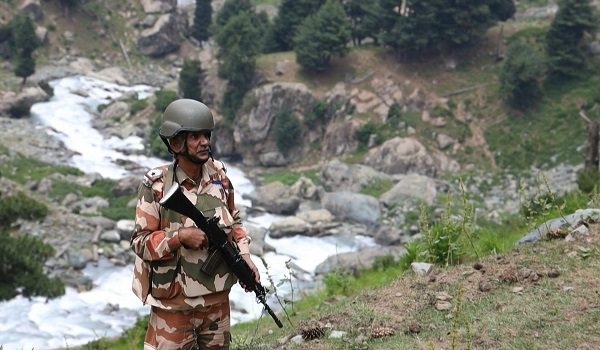 Tentera India mengetatkan kawalan keselamatan di kawasan sempadan Kashmir/Foto AFP