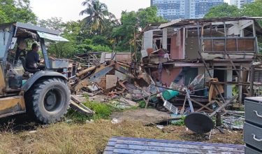 Operasi merobohkan 119 premis di Kampung Chubadak Tambahan, Mukim Setapak, Sentul berjalan lancar tanpa sebarang gangguan/Foto Polis KL