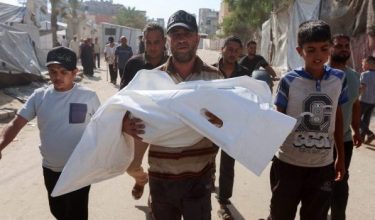 Seorang lelaki mengusung jenazah kanak-kanak perempuan Palestin, Rateel Al-Balawi, yang terbunuh dalam serangan Israel/Foto REUTERS