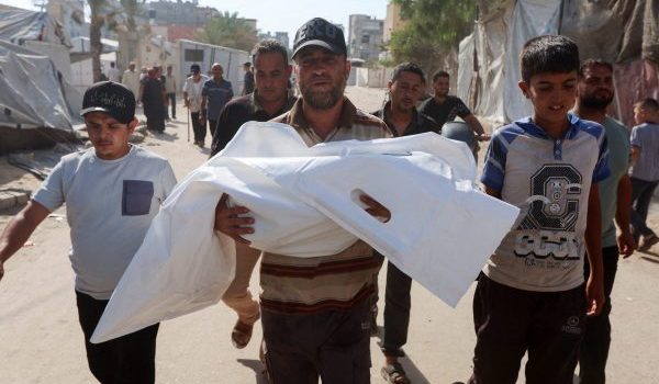 Seorang lelaki mengusung jenazah kanak-kanak perempuan Palestin, Rateel Al-Balawi, yang terbunuh dalam serangan Israel/Foto REUTERS