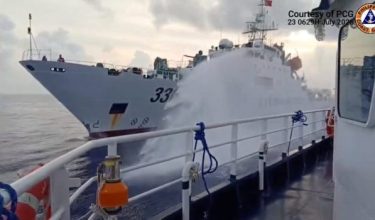 Kapal Pengawal Pantai China melepaskan meriam air ke arah sebuah kapal Filipina di Laut China Selatan/Foto REUTERS