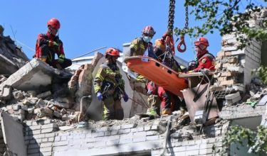 Anggota penyelamat mengangkat mayat mangsa yang ditemukan di bawah runtuhan bangunan pangsapuri selepas serangan peluru berpandu Rusia/Foto REUTERS