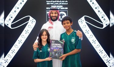Putera Mohammed bin Salman (tengah) menyokong usaha negaranya untuk menjadi tuan rumah kejohanan Piala Dunia FIFA 2034/Reuters