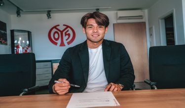 Kaishu Sano ketika menandatangani kontrak bersama kelab Jerman, Mainz