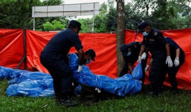 Anggota polis membawa mayat mangsa banjir kilat dan tanah runtuh di Maithili Barrack, Nuwakot, Nepal/Foto REUTERS