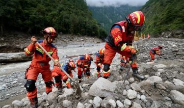 Anggota penyelamat dalam operasi mencari mangsa berhampiran pelabuhan Gyirong, Shigatse, Tibet/Foto REUTERS