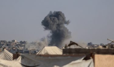 Kepulan asap masih kelihatan di kawasan penempatan di Khan Yunis, selatan Gaza/ AFP