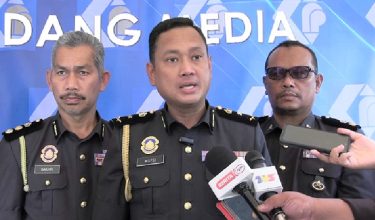 Mohd Mufsi Lat (tengah)