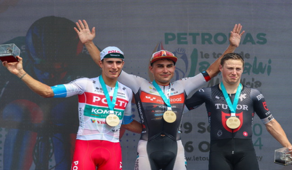 Pelumba Pasukan JCL Team Ukyo, Metteo Malucelli (tengah) memenangi perlumbaan Le Tour de Langkawi peringkat kedua (Arau-Butterworth) / Foto Bernama