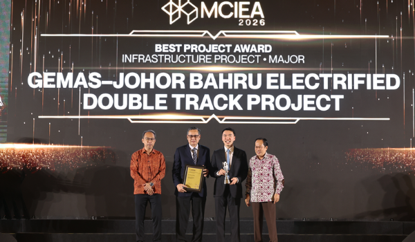 Yeoh Keong Yuan (dua kanan) dan Ketua Pegawai Eksekutif YTL Rail Azmi Aziz (dua kiri) menerima Anugerah Projek Terbaik bagi kategori Infrastruktur – Kategori Besar pada MCIEA 2026 anjuran CIDB