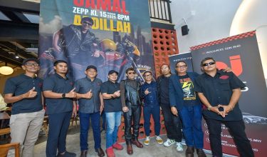Datuk Jamal Abdillah (tengah) bersama 'orang kuat' Konsert Datuk Jamal Abdillah Sandarkan Pada Kenangan Mencari Azura