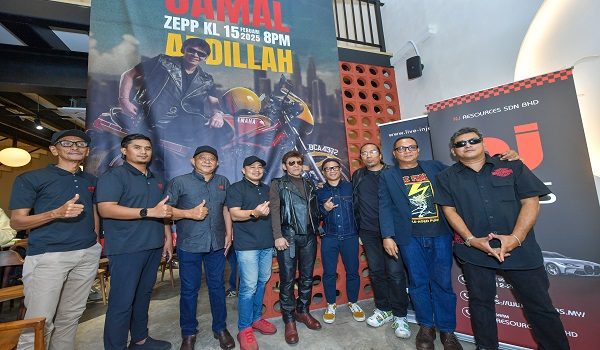 Datuk Jamal Abdillah (tengah) bersama 'orang kuat' Konsert Datuk Jamal Abdillah Sandarkan Pada Kenangan Mencari Azura