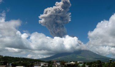 3010 LNR FILIPINA GUNUNG BERAPI MAYON MELETUS