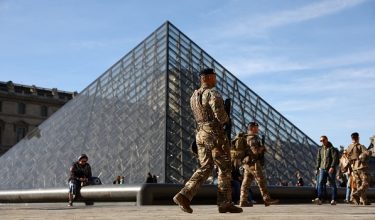 Penahanan tersebut hasil beberapa serbuan serentak di sekitar Paris /Foto Reuters