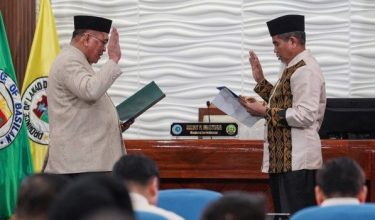Abdulraof Macacua (kiri) mengangkat sumpah selepas dipilih sebagai Ketua Menteri Wilayah Autonomi Bangsamoro di Mindanao Muslim/Foto AFP