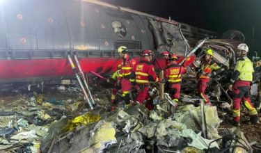Anggota Unit Kecemasan Tentera Sepanyol (UME) mengalihkan gerabak tren yang rosak susulan nahas pertembungan dua tren berkelajuan tinggi di Toledo/Foto AFP