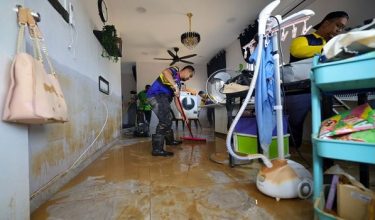 Pasukan sukarelawan membantu membersihkan rumah yang terkesan akibat banjir /BERNAMA