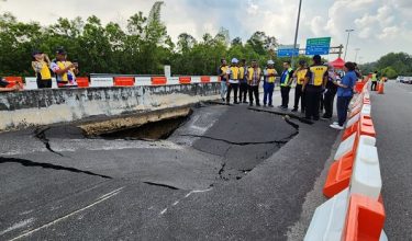 Datuk Seri Alexander Nanta Linggi meninjau lokasi lubang benam di Jalan Persekutuan FT033, Lebuh Sungai Udang-Paya Rumput-Ayer Keroh (SPA) /Foto RTM