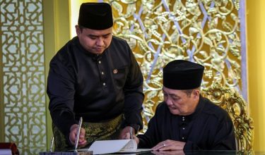 engerusi Gabungan Rakyat Sabah (GRS) Datuk Seri Hajiji Noor menandatangani dokumen berkaitan sejurus selesai mengangkat sumpah sebagai Ketua Menteri Sabah untuk penggal kedua di hadapan Yang Dipertua Negeri Sabah Tun Musa Aman di Istana Seri Kinabalu/ BERNAMA
